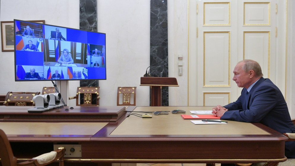 يشارك الرئيس الروسي فلاديمير بوتين في مكالمة عبر الهاتف مع أعضاء مجلس الأمن في موسكو ، روسيا ، 16 تشرين الأول/أكتوبر 2020. (رويترز)