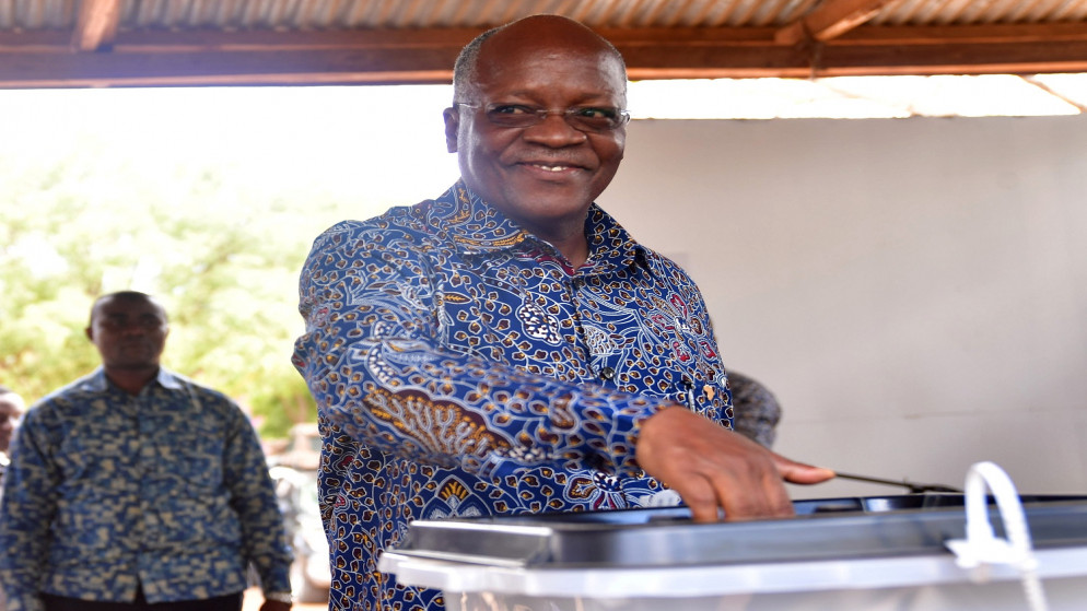الرئيس التنزاني جون ماغوفولي يدلي بصوته خلال الانتخابات الرئاسية والبرلمانية في منطقة شاموينو في دودوما ، تنزانيا ، 28 أكتوبر ، 2020. (رويترز)