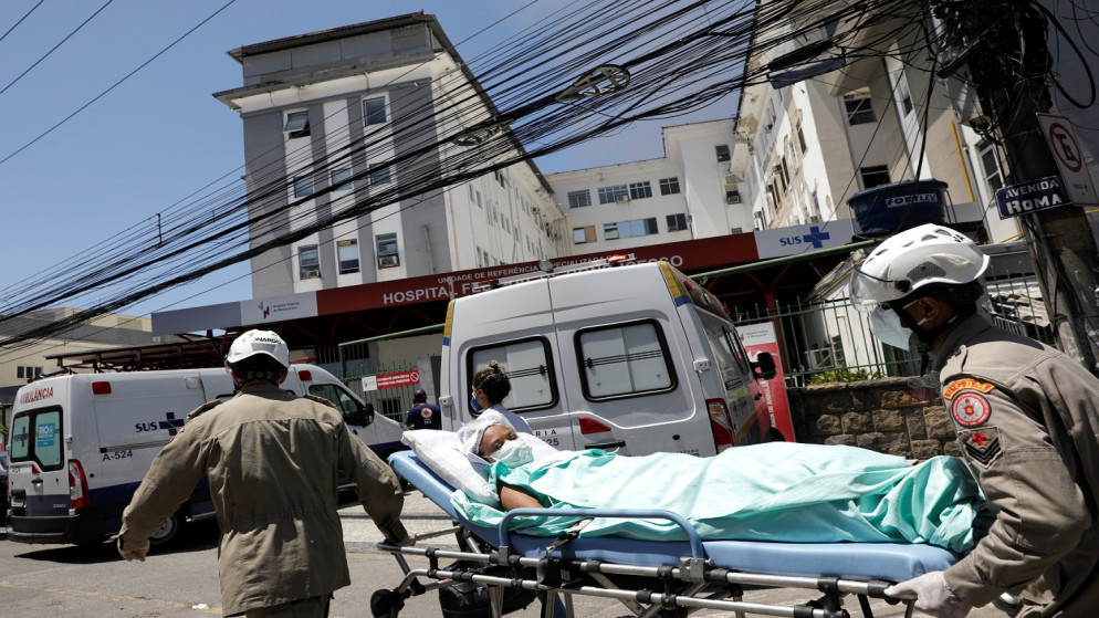 مريض كوفيد-19 يُنقل على حمالة في مستشفى بونسوسيسو الفيدرالي في البرازيل ، 27 تشرين الأول/ أكتوبر 2020. (رويترز)