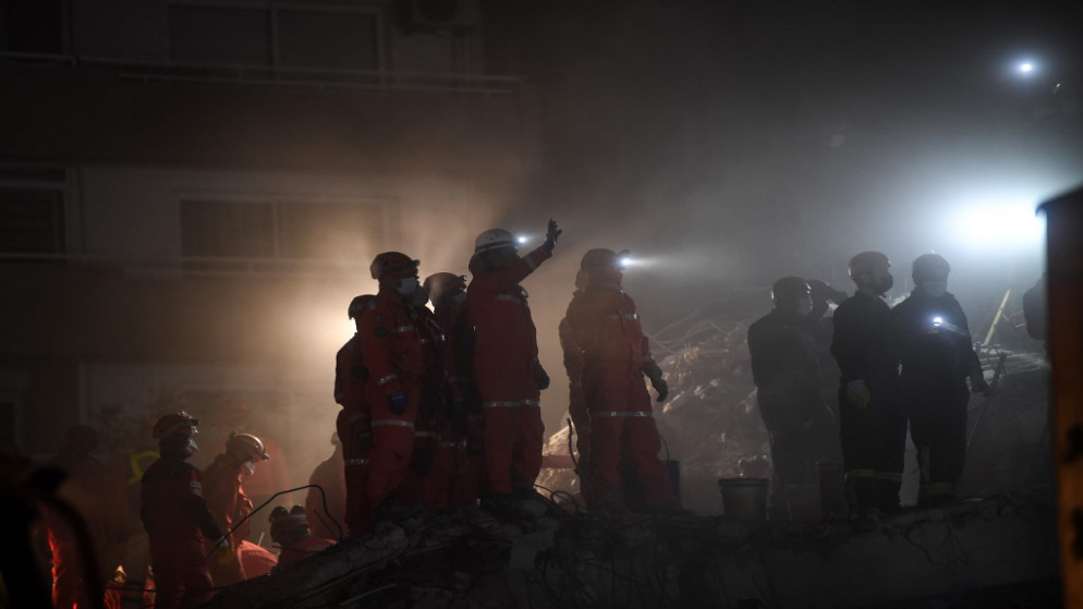 فرق الإنقاذ في تركيا تحاول العثور على ناجين بين المباني المنهارة بعد زلزال قوي. (أ ف ب)