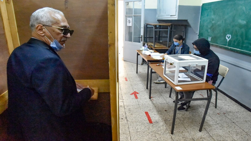 رجل جزائري يستعد للتصويت في مركز اقتراع في العاصمة الجزائر خلال التصويت على تعديل الدستور. 01/11/2020. (رياض كرامي / أ ف ب)