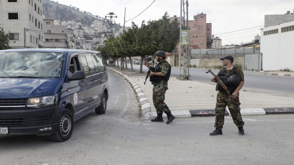 عناصر من قوات الأمن الفلسطينية تنتشر بالقرب من مخيم بلاطة للاجئين بالقرب من مدينة نابلس في الضفة الغربية ، في أعقاب اشتباكات بين مجموعات مسلحة داخل المخيم أسفرت عن وقوع إصابات ، 31 أكتوبر ، 2020. (جعفر أشتية / أ ف ب)