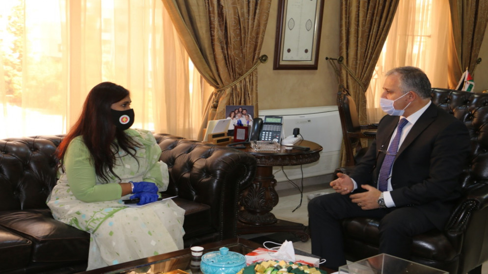 وزير العمل نضال القطامين خلال لقاء مع  سفيرة بنغلاديش لدى الأردن ناهدة سبحان. (وزارة العمل)