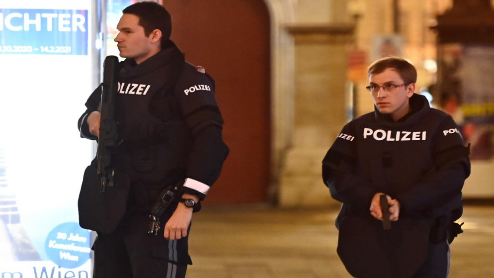 رجال شرطة نمساويون مسلحون يوقفون حركة المرور من منطقة للمشاة والتسوق في فيينا في 2 تشرين الثاني/نوفمبر 2020 (أ ف ب)
