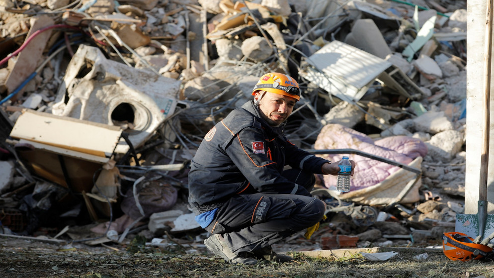 عامل يشرب الماء أثناء عمليات الإنقاذ في موقع بعد زلزال ضرب بحر إيجه في مقاطعة إزمير التركية. 03/11/2020. (كمال أصلان/ رويترز)