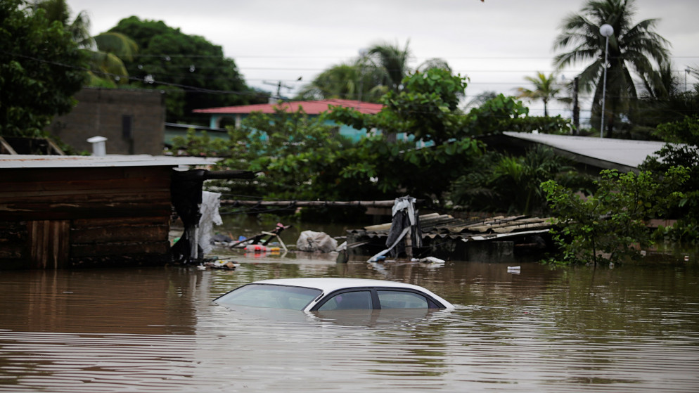 سيارة غارقة في شارع غمرته المياه خلال مرور العاصفة إيتا، في لا ليما، في هندوراس، 5 تشرين الثاني/نوفمبر 2020. (رويترز)