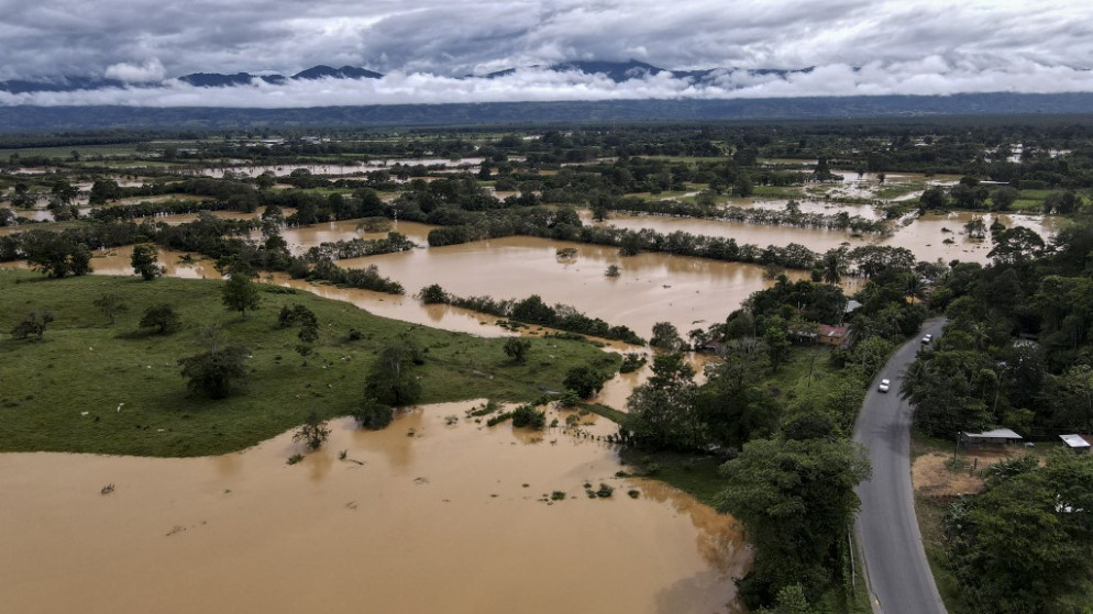 منطقة غمرتها الفيضانات بسبب الأمطار الغزيرة التي سببها إعصار إيتا، شمال مدينة غواتيمالا، 5 تشرين الثاني/ نوفمبر 2020. (أ ف ب)