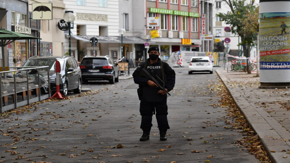 شرطي يقف بالقرب من مسرح جريمة في فيينا في 3 نوفمبر 2020 ، بعد يوم واحد من إطلاق النار في مواقع متعددة في وسط فييا.(أ ف ب)