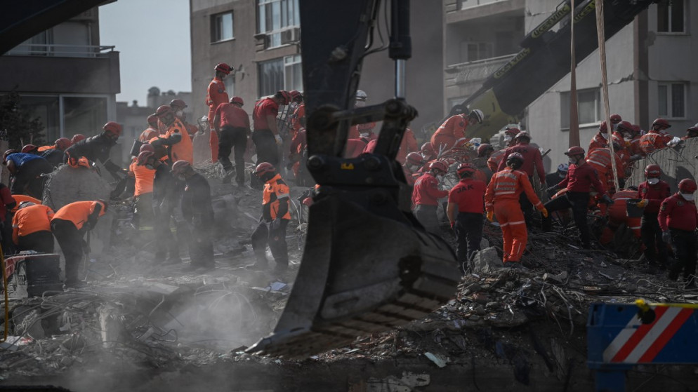 فرق الإنقاذ التركية خلال مواصلتها البحث بين الأنقاض بعد زلزال قوي ضرب البلاد. (أ ف ب)