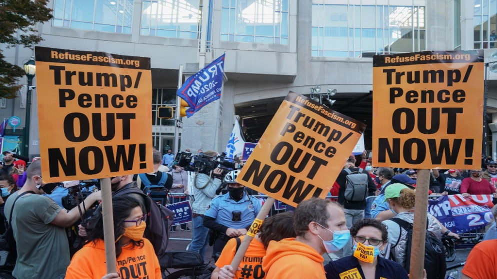 أنصار المرشح الديمقراطي للرئاسة جو بايدن، يرفعون لافتات خارج مركز مؤتمرات بنسلفانيا مع استمرار فرز الأصوات داخل فيلادلفيا ، بنسلفانيا، 6 تشرين الثاني/ نوفمبر 2020. (أ ف ب)