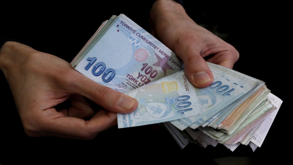 تاجر يحصي الأوراق النقدية بالليرة التركية في البازار الكبير بإسطنبول ، تركيا، 07/11/2020. (رويترز)