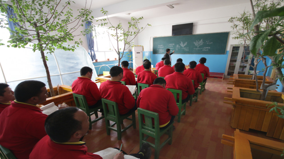 أويغور  خلال حصة تعليمية في معسكر إعادة التأهيل (مركز التدريب على المهارات المهنية) في مقاطعة مويو بمحافظة هوتان في شينجيانغ.27 أبريل / نيسان 2019. (shutterstock)