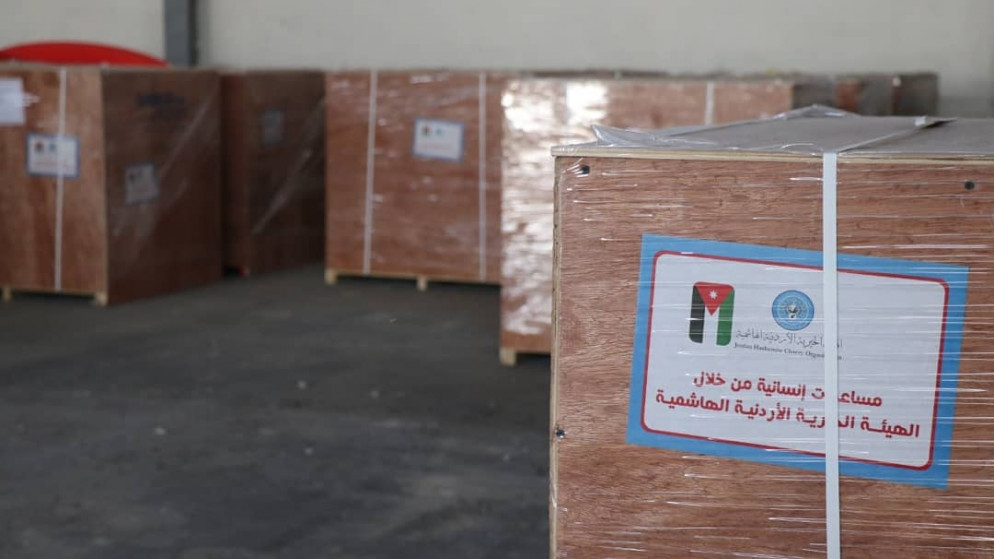 تتكون القافلة من شاحنتين تحملان مستلزمات طبية وأدوية ليتم تسليمها إلى وزارة الصحة في فلسطين. (الهيئة الخيرية الهاشمية)