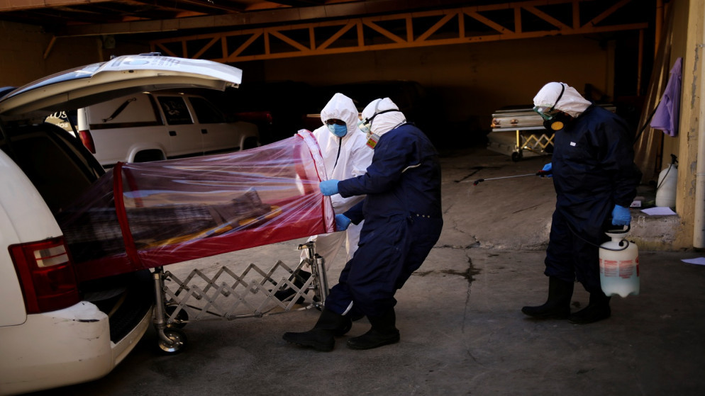 نقل جثمان شخص توفي جراء فيروس كورونا في المكسيك ، 22 تشرين الأول/ أكتوبر 2020. (رويترز)