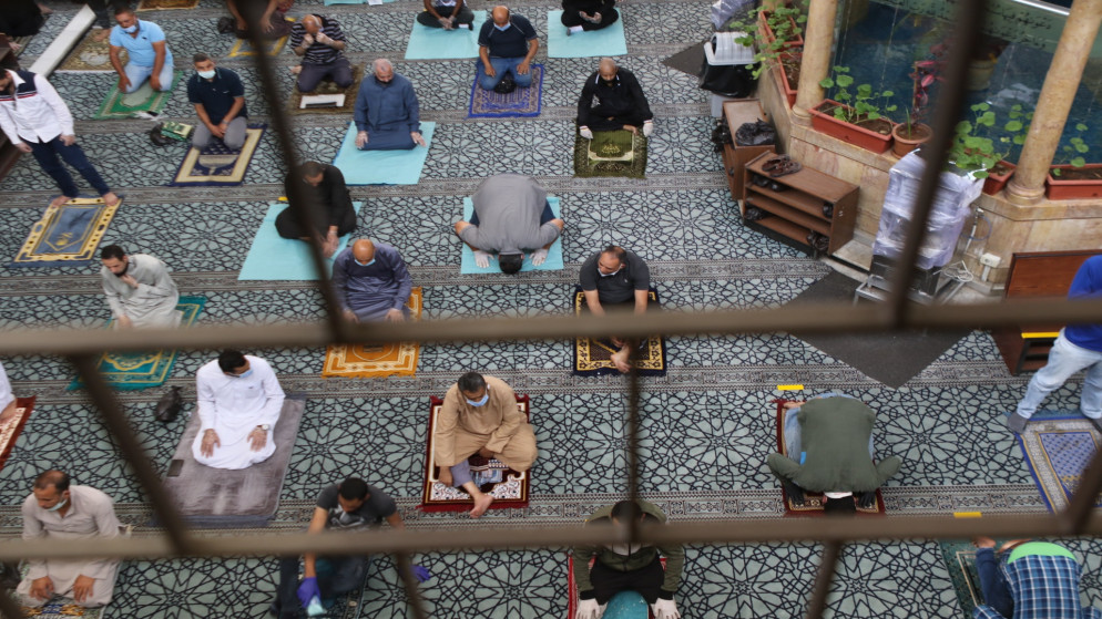 مصلون داخل أحد المساجد وسط التزام بارتداء الكمامة والتباعد الاجتماعي. (صلاح ملكاوي/ المملكة)