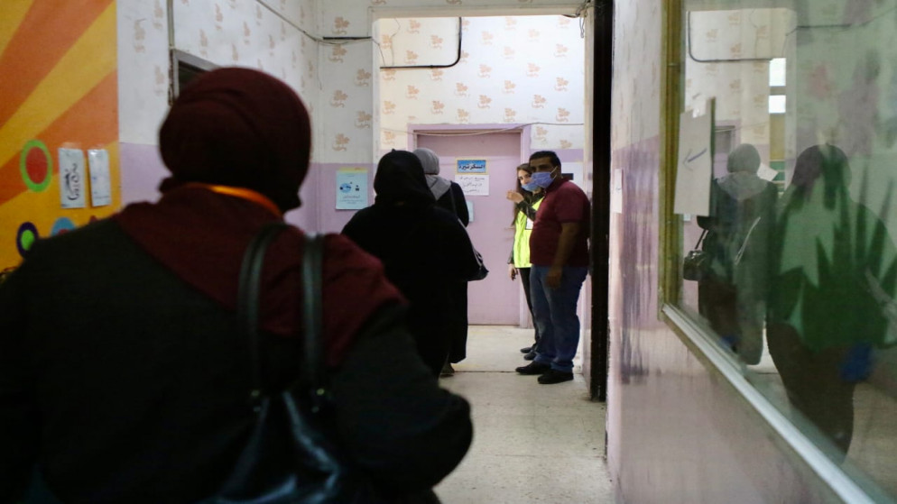 مواطنون ينتظرون دورهم للمشاركة في العملية الانتخابية بمركز اقتراع في عمّان. (صلاح ملكاوي /المملكة)