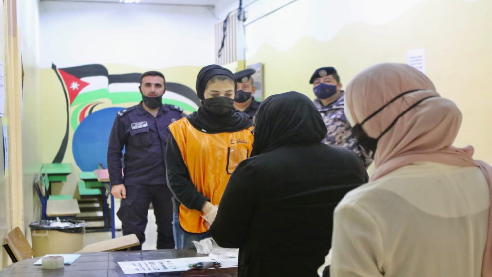 مشاركة في الانتخابات النيابية في أحد مراكز الاقتراع في عمّان. (صلاح ملكاوي/المملكة)