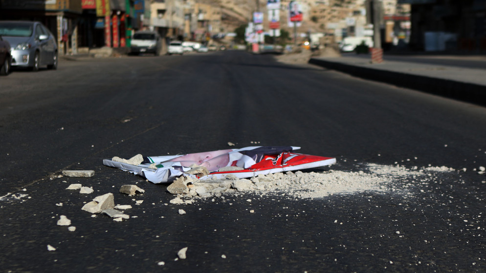 لافتة ترويجية لأحد المرشحين للانتخابات النيابية 2020 بعد سقوطها في أحد شوارع عمّان. (صلاح ملكاوي / المملكة)