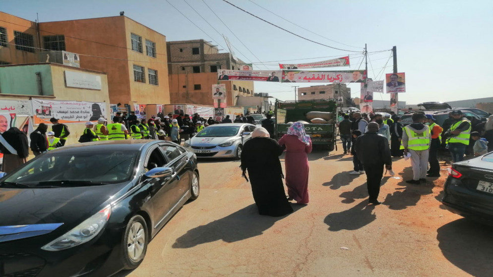 تجمهر مواطنين أمام مركز اقتراع مدرسة نافع التابعة للدائرة الرابعة في العاصمة عمّان