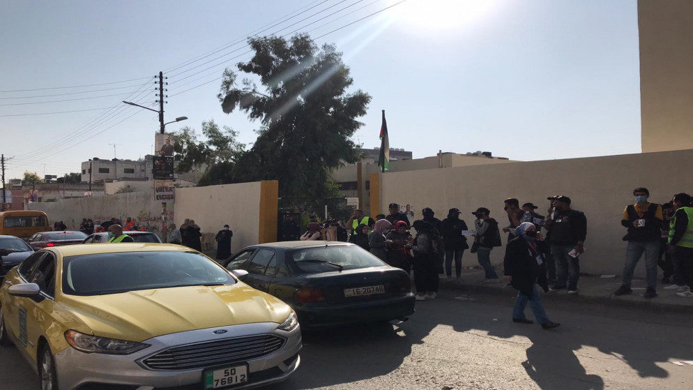 تجمهر مواطنين أمام مركز مدرسة أحمد طوقان التابعة للدائرة الأولى في منطقة النزهة