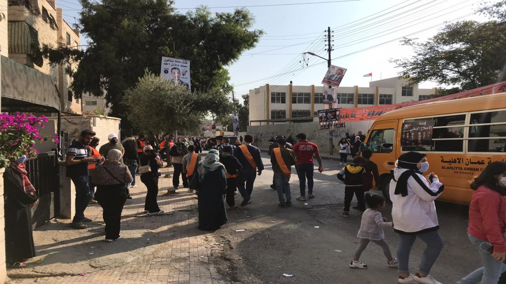 تجمهر مواطنين أمام مركز مدرسة أحمد طوقان التابعة للدائرة الأولى في منطقة النزهة