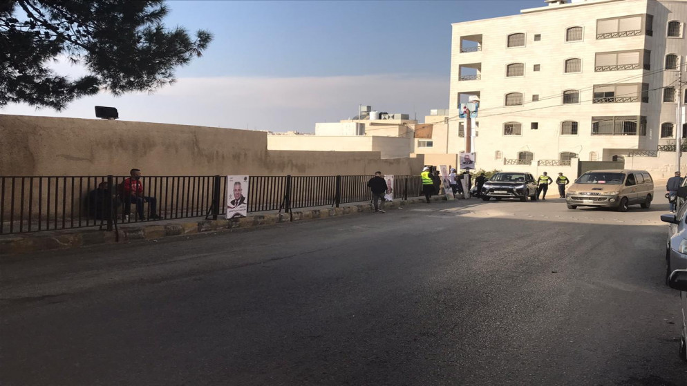 حركة ضعيفة أمام مركز اقتراع مدرسة نديم الملاح الأساسية للبنين التابعة للدائرة الخامسة عمّان في لواء البيادر