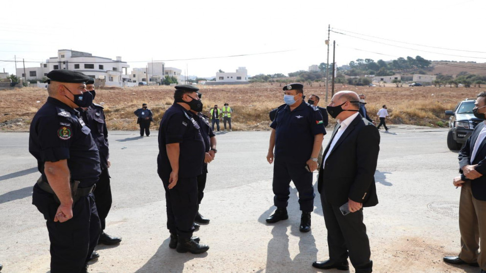 وزير الداخلية توفيق الحلالمة، ومدير الأمن العام اللواء الركن حسين الحواتمة خلال تفقدهما الخطط والإجراءات الأمنية. (الأمن العام)