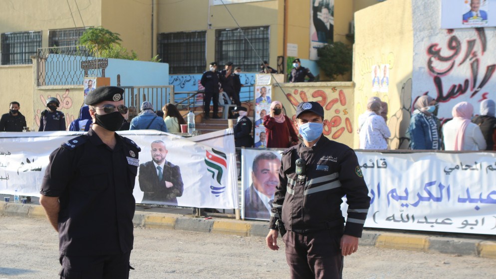 صورة من الانتخابات النيابية الجارية حاليا في إحدى مدارس إربد، وإجراءات الوقاية من الإصابة بفيروس كورونا المستجد. (صلاح ملكاوي / المملكة)