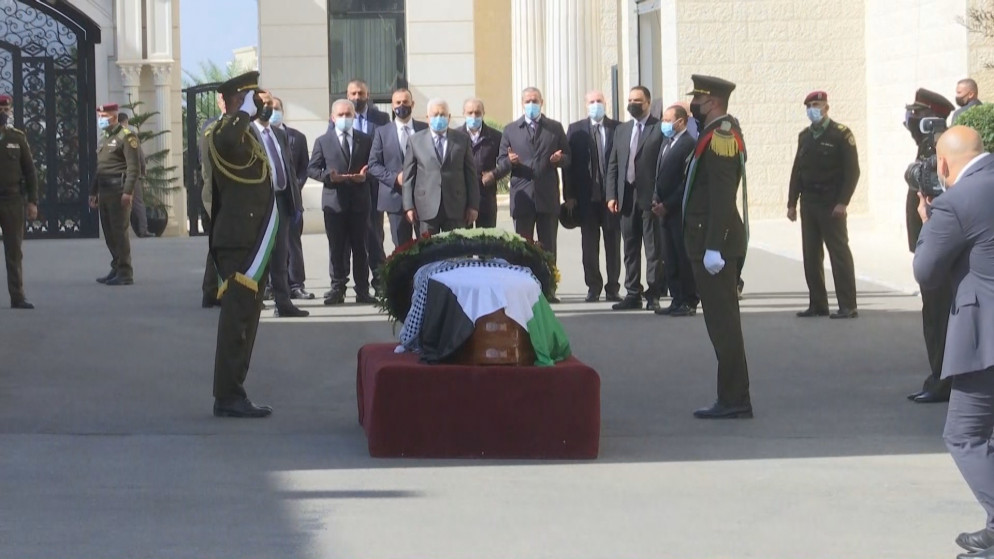 الرئيس الفلسطيني محمود عباس يلقي النظرة الأخيرة على جثمان كبير المفاوضين صائب عريقات في مدينة رام الله في الضفة الغربية المحتلة.11/11/2020. (المملكة)