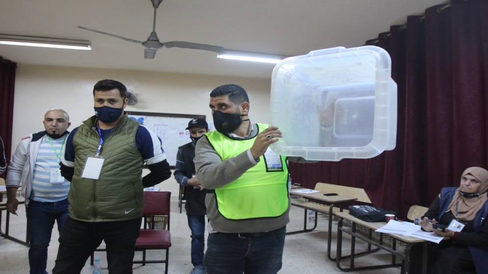 عمليات فرز صناديق داخل مركز اقتراع. (صلاح ملكاوي / المملكة)