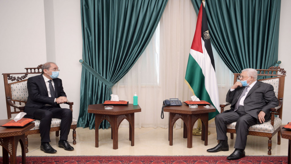 الرئيس الفلسطيني محمود عباس (يمين) لدى استقباله وزير الخارجية وشؤون المغتربين أيمن الصفدي. 12/11/2020. (ثائر غنايم/ وفا)