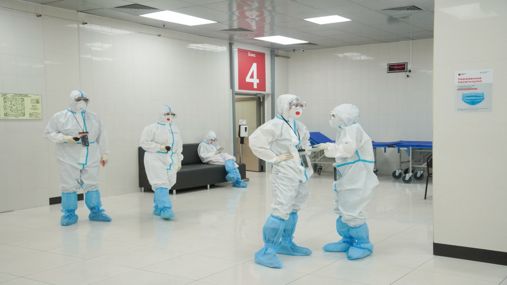 متخصصون طبيون يرتدون معدات حماية شخصية في مستشفى مؤقت في روسيا. 30 تشرين الأول/أكتوبر 2020. (رويترز)