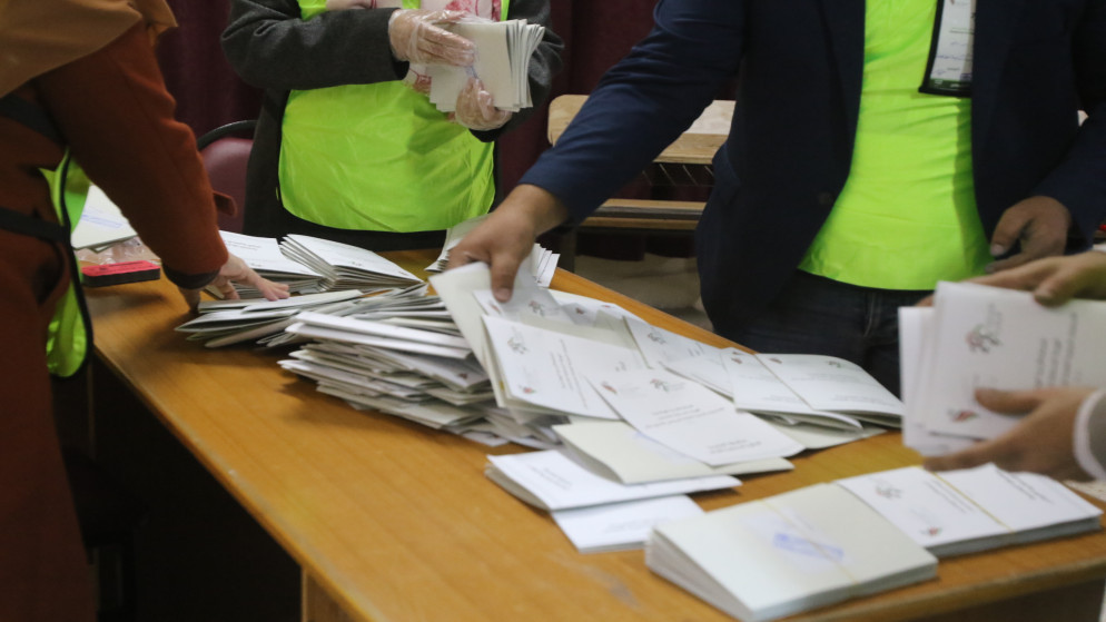 عملية فرز لصندوق اقتراع في مركز اقتراع وفرز في الدائرة الأولى في عمّان. (صلاح ملكاوي / المملكة)