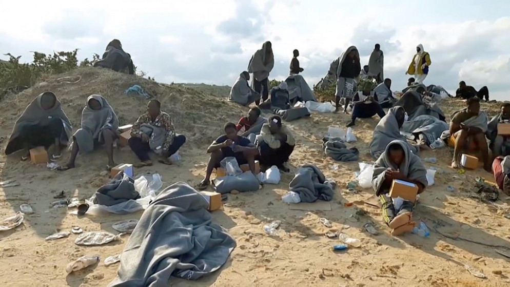 عدد من المهاجرين الناجين من حادث غرق قبالة سواحل ليبيا. (أ ف ب)