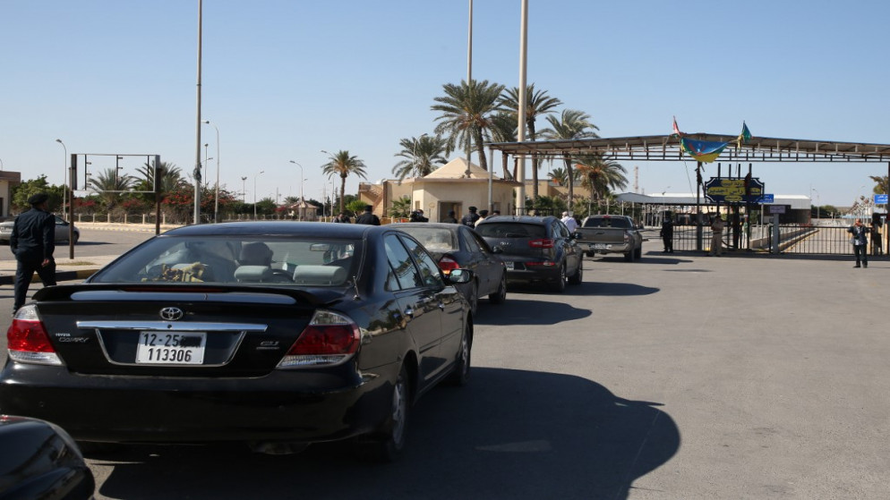 مركبات تعبر من ليبيا عبر منفذ حدودي إلى تونس. (أ ف ب)