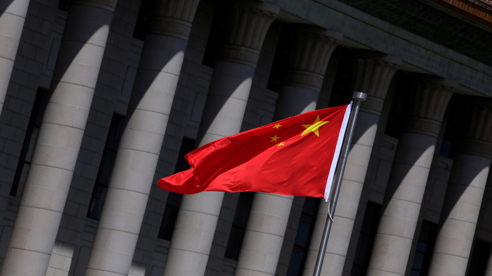 العلم الصيني أمام قاعة الشعب الكبرى في بكين. رويترز