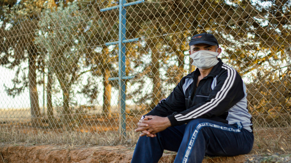 رجل يرتدي كمامة واقية في حديقة في الخميسات في المغرب، 18 حزيران/يونيو 2020. (shutterstock)