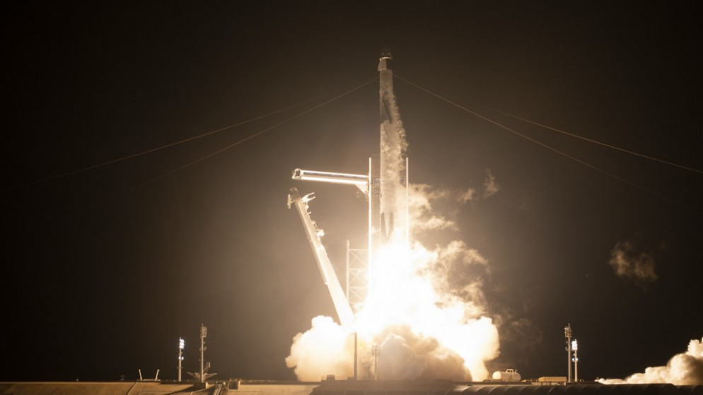 إطلاق الصاروخ فالكون 9 حاملا كبسولة الفضاء (كرو دراجون) من مركز كنيدي للفضاء التابع لناسا في كيب كنافيرال في ولاية فلوريدا الأميركية. (أ ف ب)