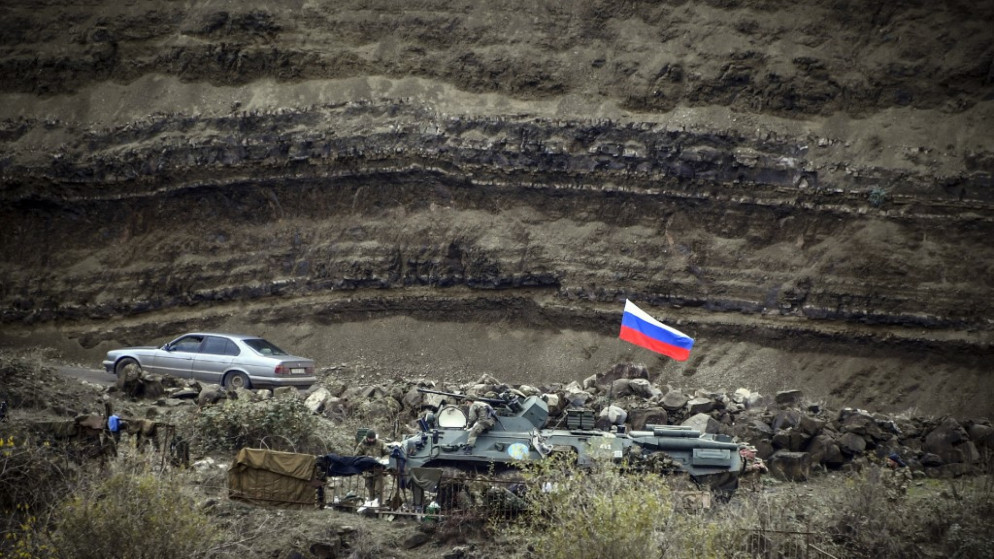 انتشر عشرات الجنود الروس وما لا يقل عن 3 عربات مدرعة على حاجز على المخرج الجنوبي الغربي لعاصمة إقليم ناغورني كارباخ. (أ ف ب)