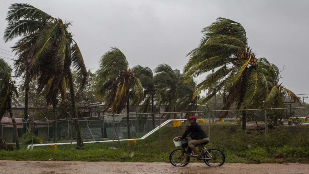 رجل يقود دراجته في بيلوي بنيكاراغوا، بينما يجتاح البلاد إعصار إيوتا. 16/11/2020. (أ ف ب)