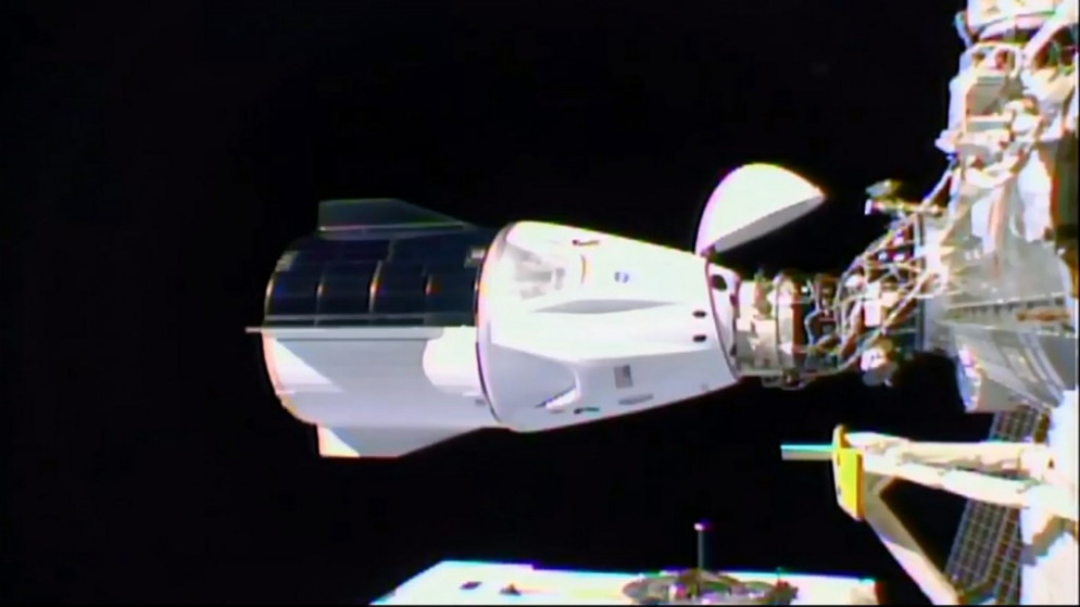 صورة التقطت من مقطع الفيديو لتلفزيون ناسا تظهر إرساء مركبة دراغون من صنع "سبايس إكس" بمحطة الفضاء الدولية. 16/11/2020. (ناسا / أ ف ب)