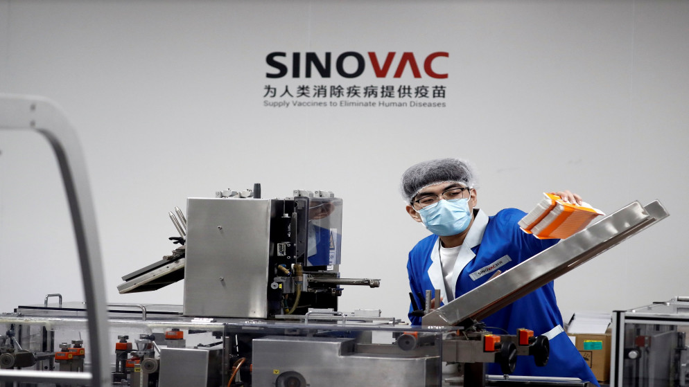 رجل يعمل في منشأة تعبأة وتغليف خاصة بمصنع لقاحات سينوفاك الصينية لتطوير لقاح تجريبي لفيروس كورونا المستجد، خلال جولة إعلامية في بكين. 24/09/2020. (توماس بيتر / أ ف ب)