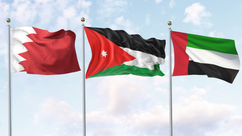 أعلام المملكة الأردنية الهاشمية والإمارات العربية المتحدة (يمين) ومملكة البحرين (يسار). (shutterstock)