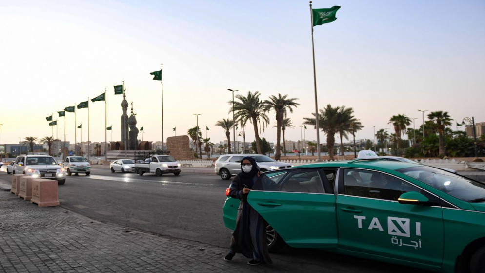 امرأة تخرج من سيارة أجرة في مدينة جدة السعودية ، 11 تشرين الثاني/ نوفمبر 2020. (أ ف ب)