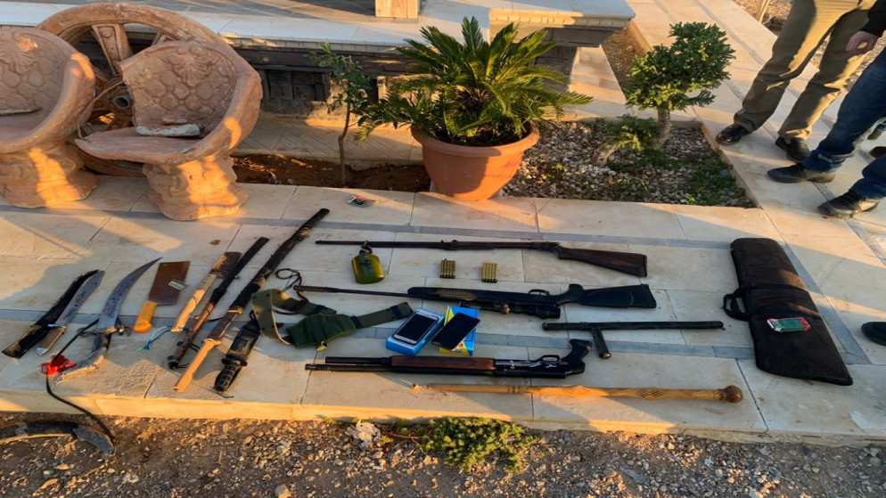 مجموعة من الأسلحة النارية بحوزة مطلوب مصنف بالخطير في محافظة مأدبا. (مديرية الأمن العام)
