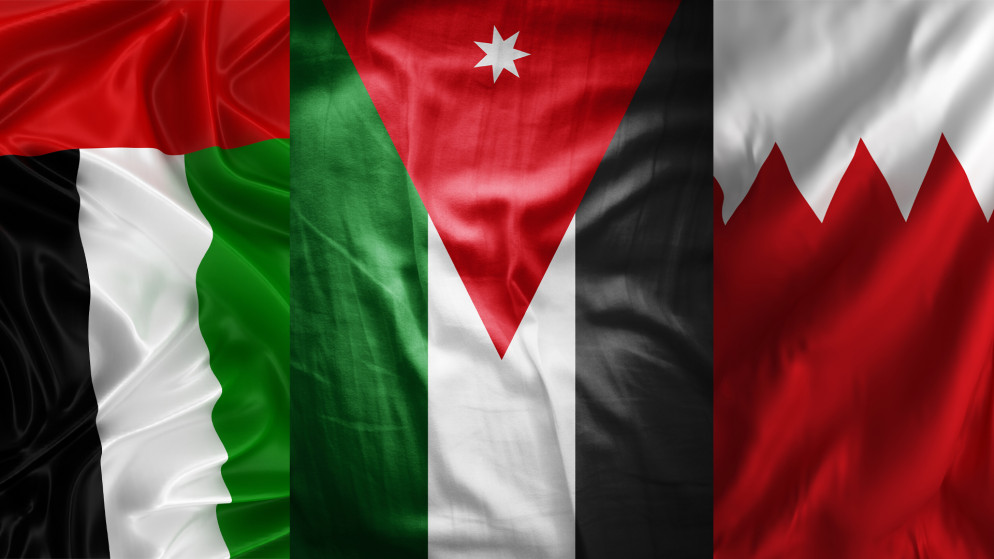 أعلام المملكة الأردنية الهاشمية والإمارات العربية المتحدة (يسار) ومملكة البحرين (يمين). (shutterstock)