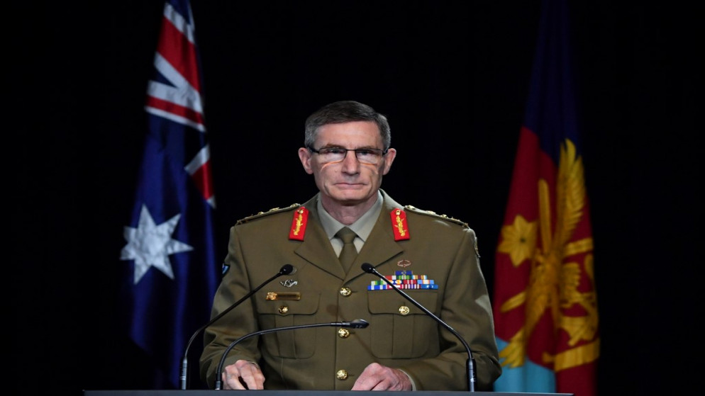 رئيس قوات الدفاع الأسترالية أنجوس كامبل يسلم النتائج التي توصل إليها المفتش العام لقوة الدفاع الأسترالية للتحقيق في أفغانستان 19 تشرين الثاني/نوفمبر 2020. (أ ف ب)