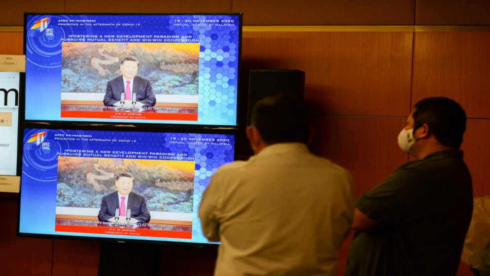 الرئيس الصيني شي جين بينغ وهو يلقي خطابًا عبر اجتماع افتراضي خلال حوارات الرؤساء التنفيذيين لمنظمة التعاون الاقتصادي لآسيا والمحيط الهادئ 2020 (أ ف ب)