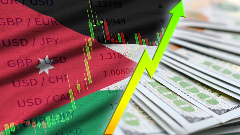 علم الأردن وبجانبه رسم بياني وأوراق نقدية للدولار الأميركي. (shutterstock)