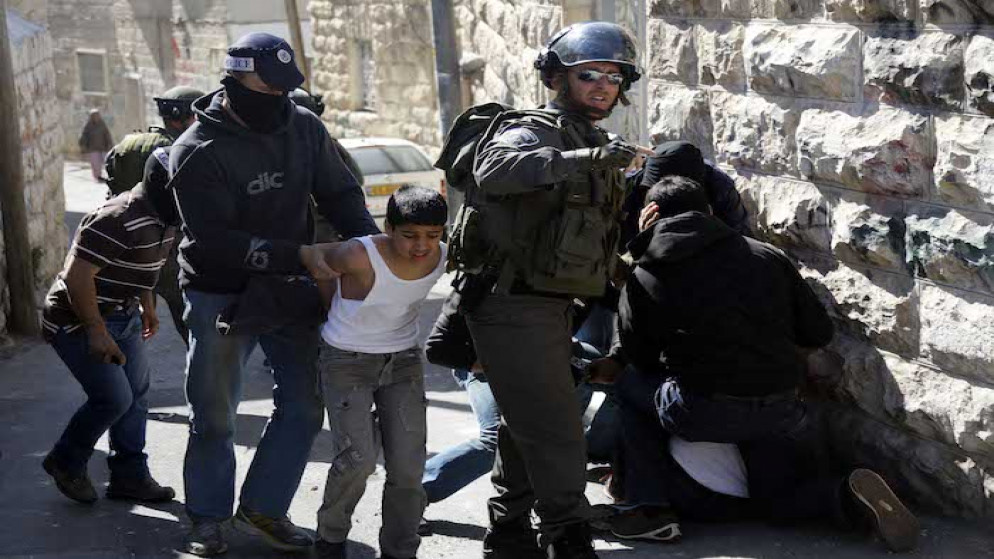 صورة أرشيفية لاعتقال أطفال فلسطينيين على يد جيش الاحتلال الإسرائيلي. (وفا)